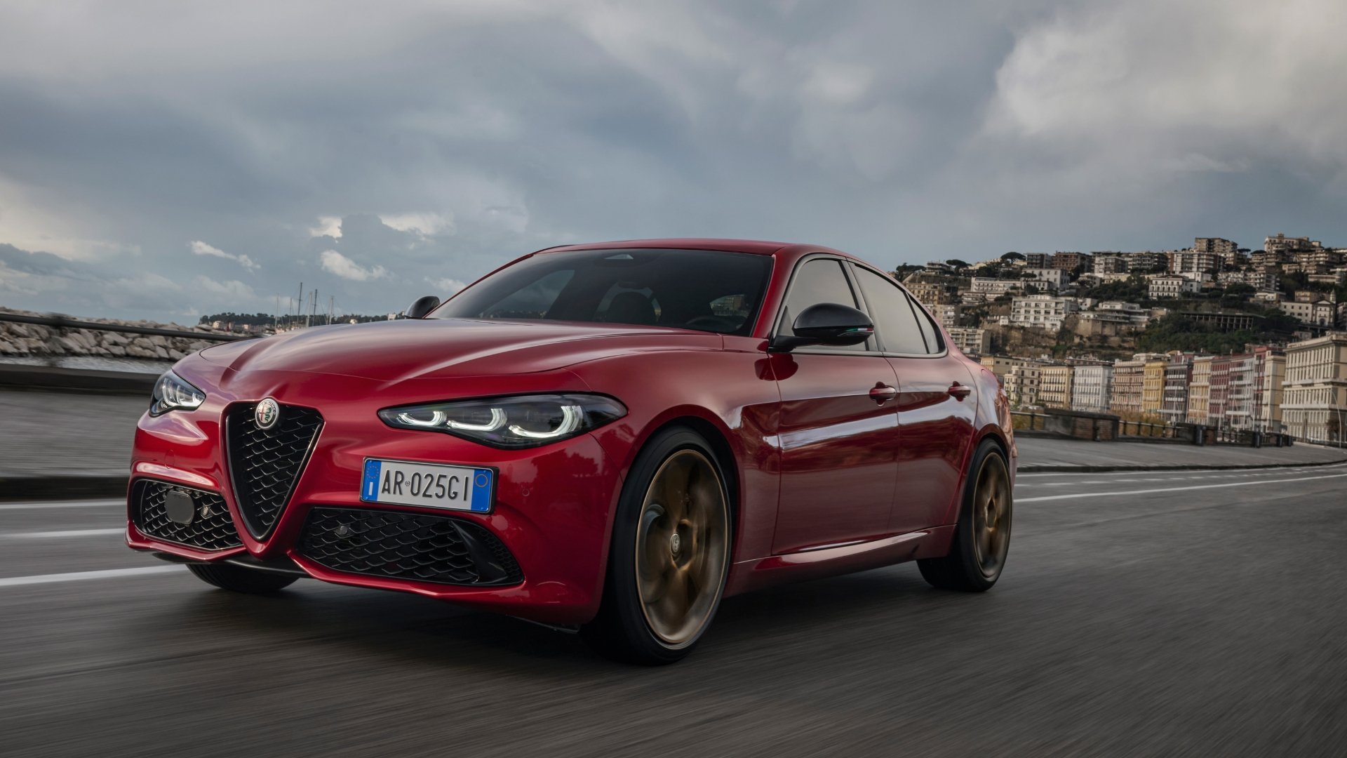 アルファ ロメオ 限定車「GIULIA INTENSA」と「STELVIO INTENSA」を